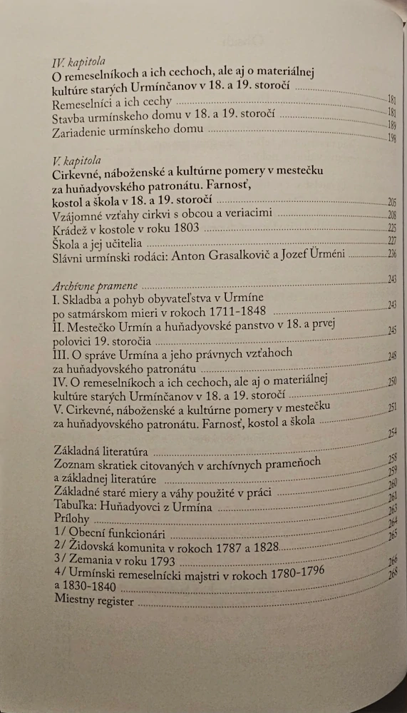 Medzi starým a novým/Život dolnonitrianskeho mestečka Urmín v 18. a prvej polovici 19. Storočia