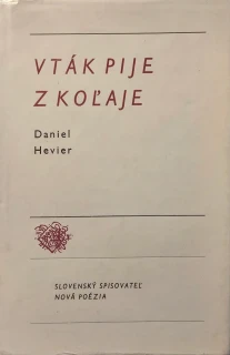 Vták pije z koľaje